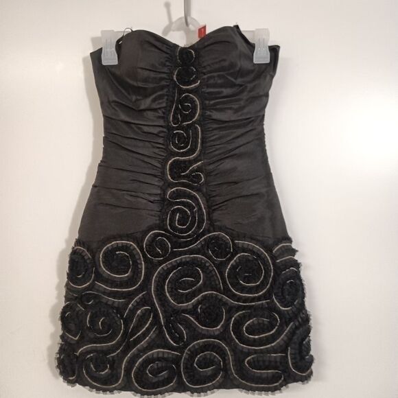 Dave & Johnny Dresses & Skirts - Dave & Johnny Strapless Dress